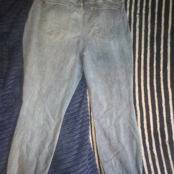 Size 20W Judy Blue Lighter Wash Jeans Relaxed Fit - Picture 7 of 9